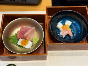 右から先付けの甘海老の海鼠腸和え 長芋と、まぐろと紋甲烏賊のお造り 梅肉ジュレと共に