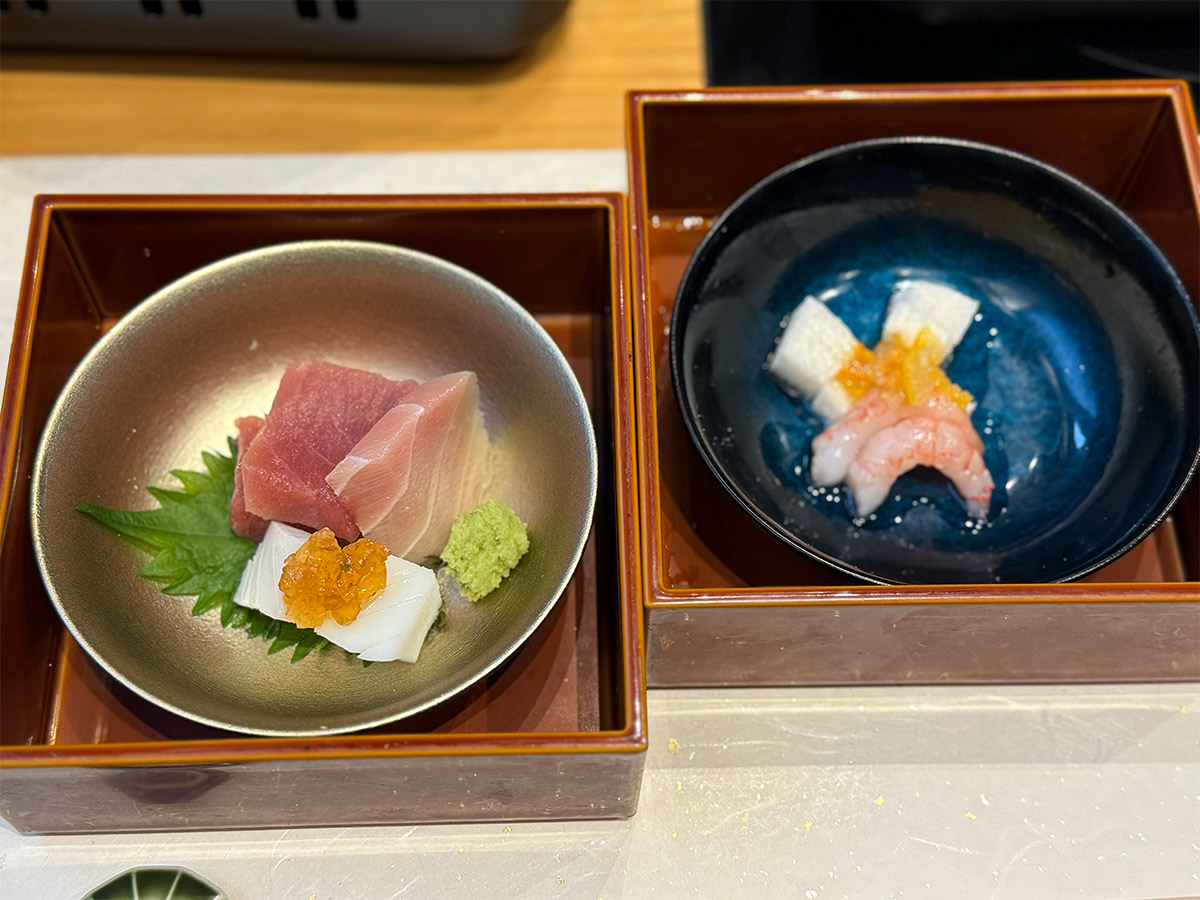 右から先付けの甘海老の海鼠腸和え 長芋と、まぐろと紋甲烏賊のお造り 梅肉ジュレと共に