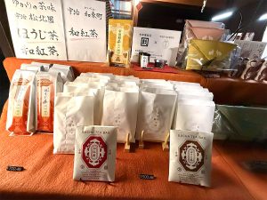 ほうじ茶の他にも、煎茶、和紅茶、抹茶を取り揃えている