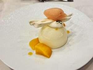 【デザート】季節の果実と特製デザート