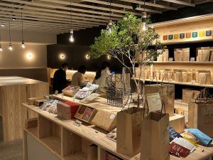店内ではちょっとした手土産やギフトも販売されている
