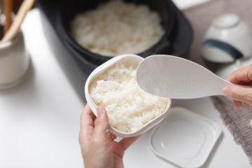 【名品】冷凍ご飯も炊き立てのふっくら、ツヤツヤに。マーナ「極 冷凍ごはん容器」がすごい