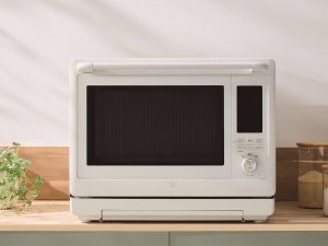 カラーはブラックとホワイトの2種類。食材の温度を正確に検知しながら加熱ムラを抑えた解凍ができる「すごはや解凍」も搭載