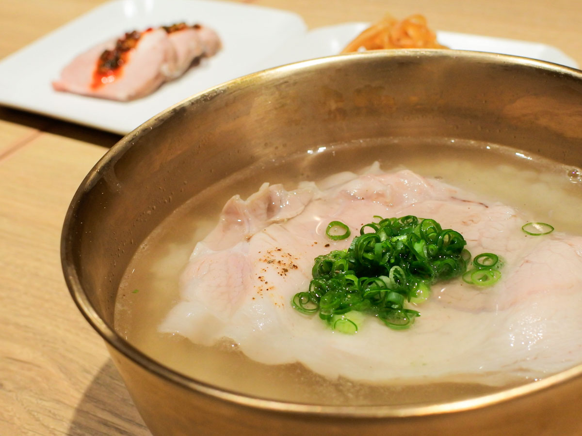 肉、ご飯、スープとシンプルなのに贅沢を感じる一皿 [食楽web]