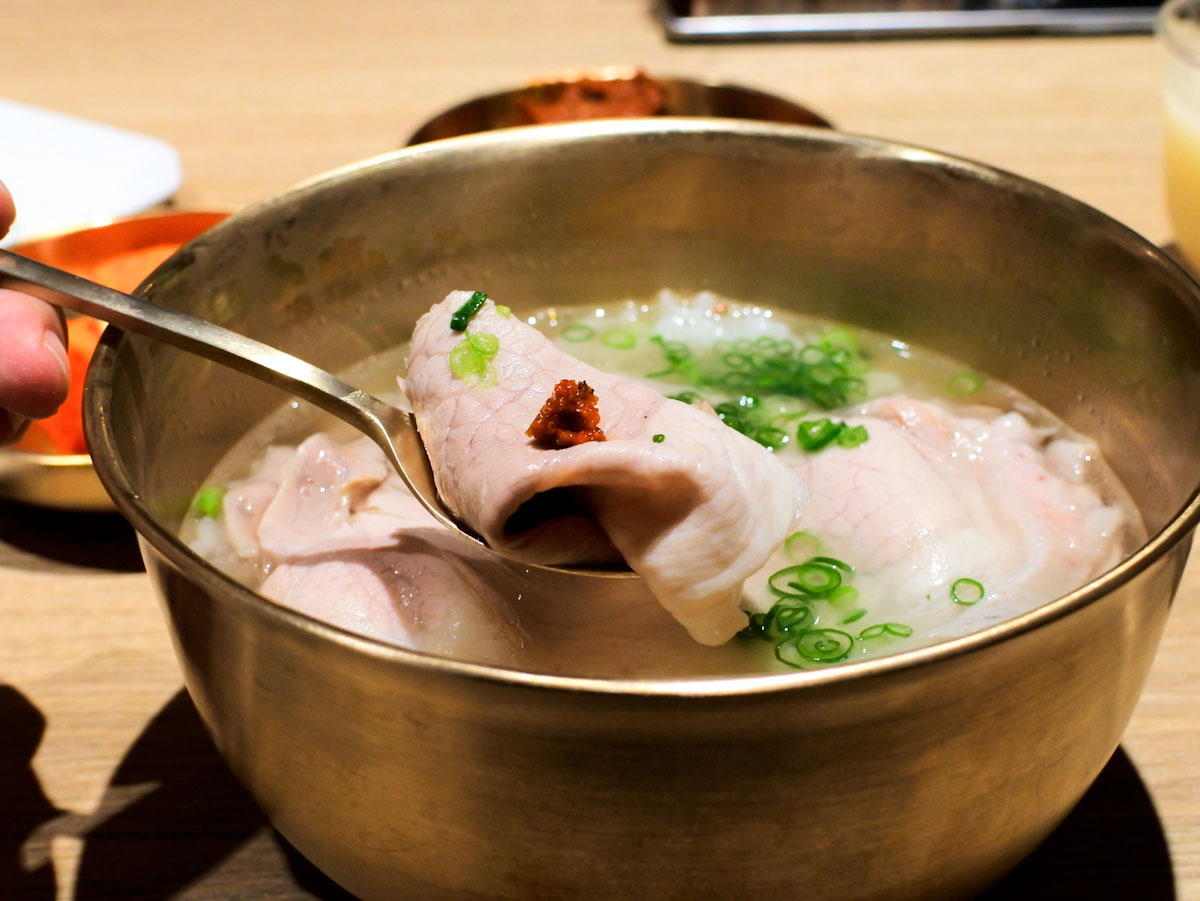 コチュジは肉に直接つけて味わいます