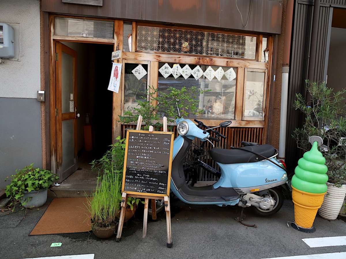 この狭い入り口の先に朝かき氷の世界