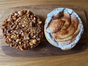『スイーツハウス』はタルトも大人気。右：りんごのタルト510円、左：木の実のタルト510円[食楽web]