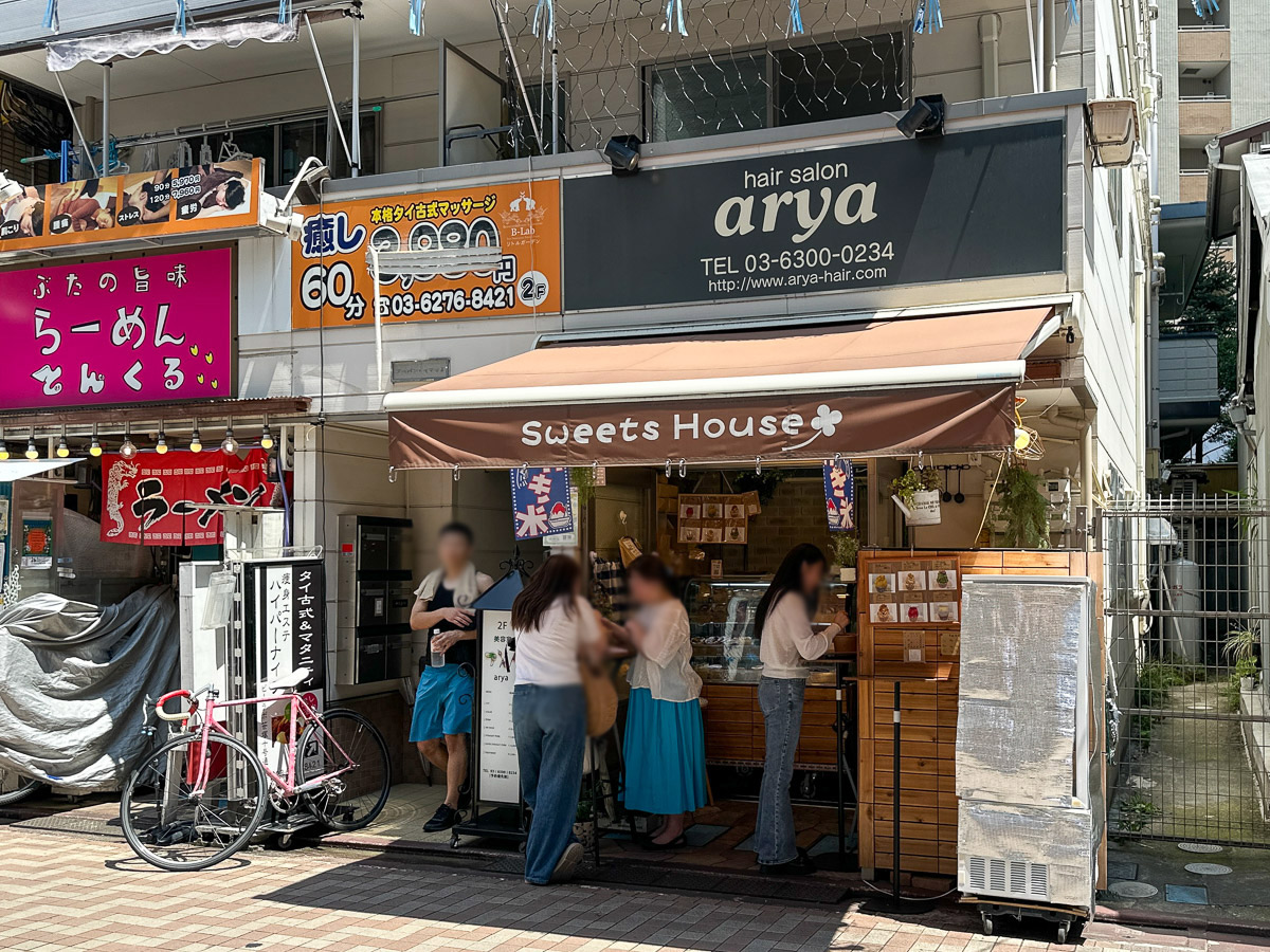 10号商店街入ってすぐのところにある対面スタイルの小さなお店