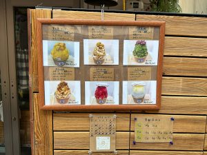 かき氷のメニューと、かき氷カレンダーがお店の前に貼られています