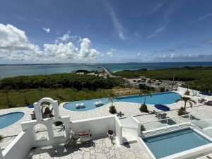 【宮古島】絶景、美食、大人の贅沢を満喫！『サントリーニ ホテル ＆ ヴィラズ 宮古島』で2泊3日のホテルステイ