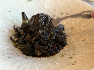 濃厚なイカ墨の味わいのパスタ