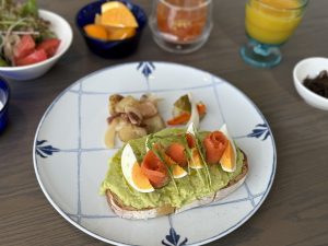 アボカドとサーモンのオープンサンド