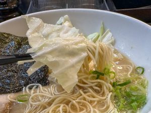 トッピングの生キャベツも激ウマ！[食楽web]
