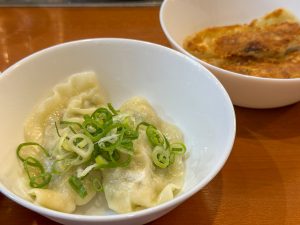 水餃子ももちもち、つるつる。焼きも水餃子も両方頼むべし！