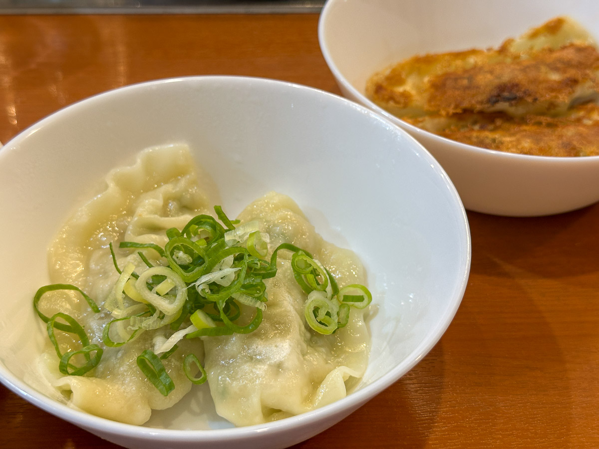 水餃子ももちもち、つるつる。焼きも水餃子も両方頼むべし！