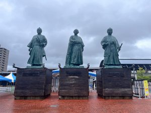 高知駅前の“土佐三志士像”、左から武市半平太、坂本龍馬、中岡慎太郎