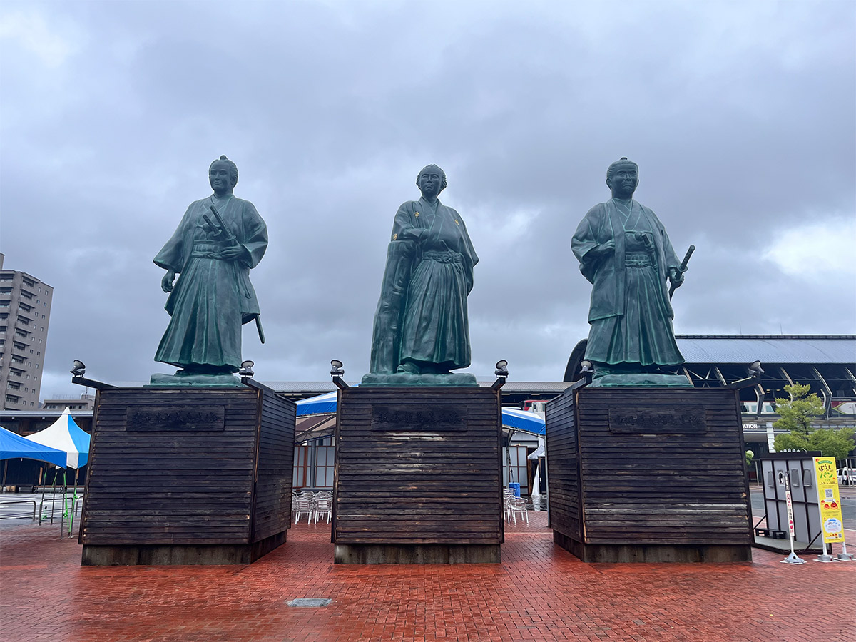 高知駅前の“土佐三志士像”、左から武市半平太、坂本龍馬、中岡慎太郎