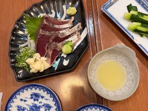 居酒屋『葉牡丹』でいただいた、高知名物「カツオの塩タタキ」