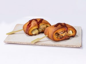 「ぶた串カツ」1個 432円（テイクアウト）：440円（イートイン）／B1改札内 スクエア ゼロエリア