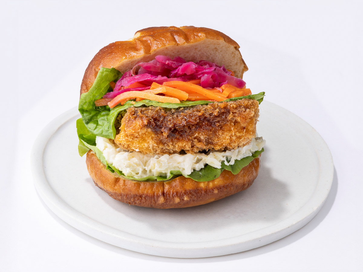 「ソース香る鯖カツプレッツェルバーガー」1個 756円／B1改札内 スクエア ゼロエリア
