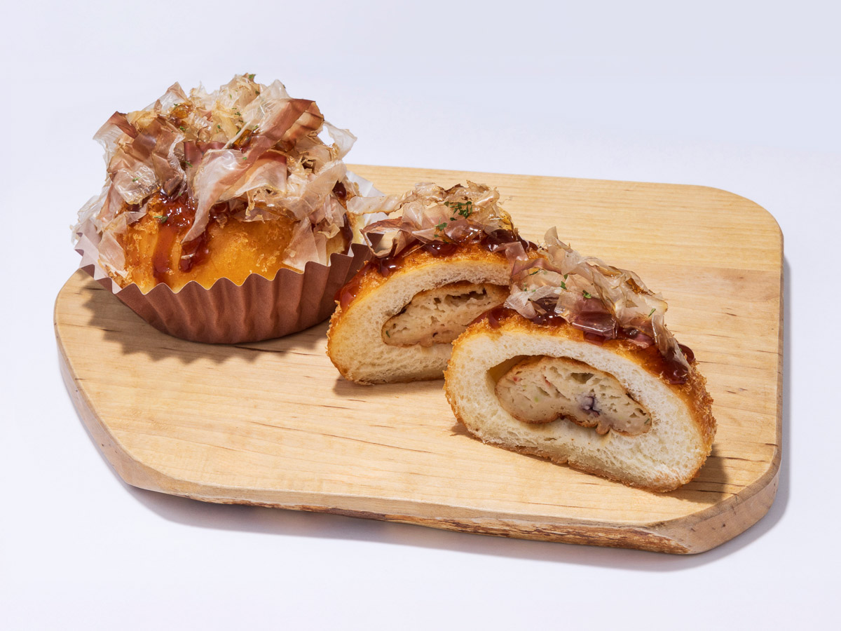 「たこ焼き太郎」1個 378円（テイクアウト）、385円（イートイン）／1F改札内 北通路エリア