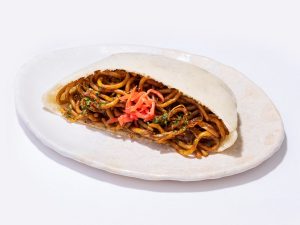 「焼きそばピタパン」1個 540円（テイクアウト）：550円（イートイン）／1F改札内 中央通路エリア
