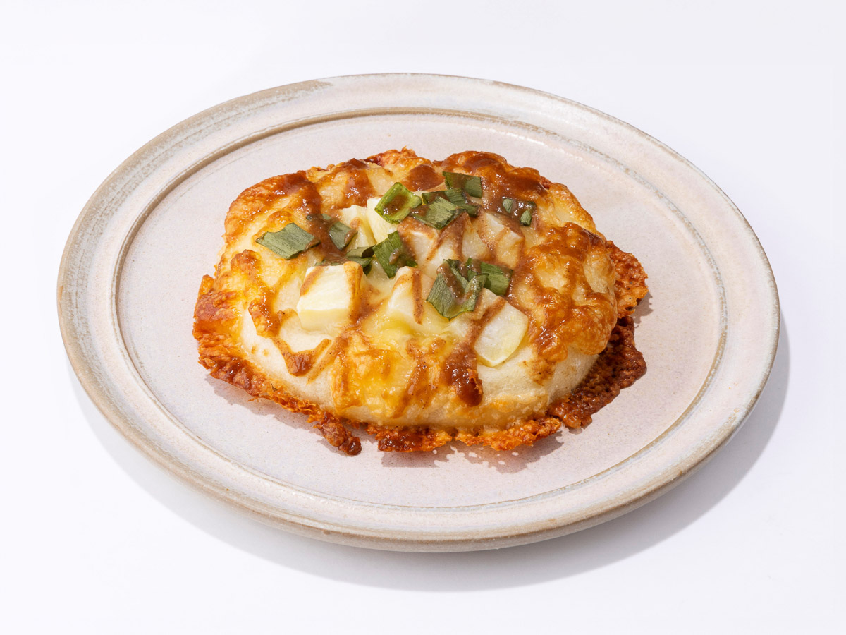 「北海道産じゃがいもとチーズのパン～とんかつソース仕立て～」1個 411円／1F改札内 京葉ストリートエリア