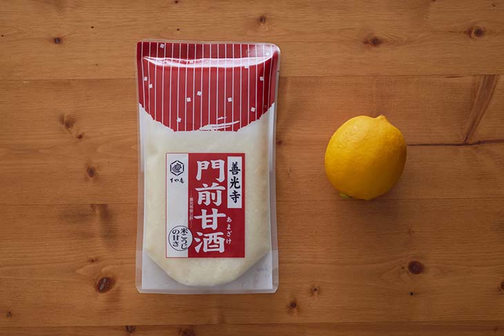 今回使った甘酒はこちら。自然な甘さと麹の旨みが感じられる「善光寺 門前甘酒」 食楽web