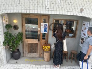 2024年5月にオープンしたばかりの『ドゥ・イスト』。対面販売式なので、一度に店内に入れるのは2組まで
