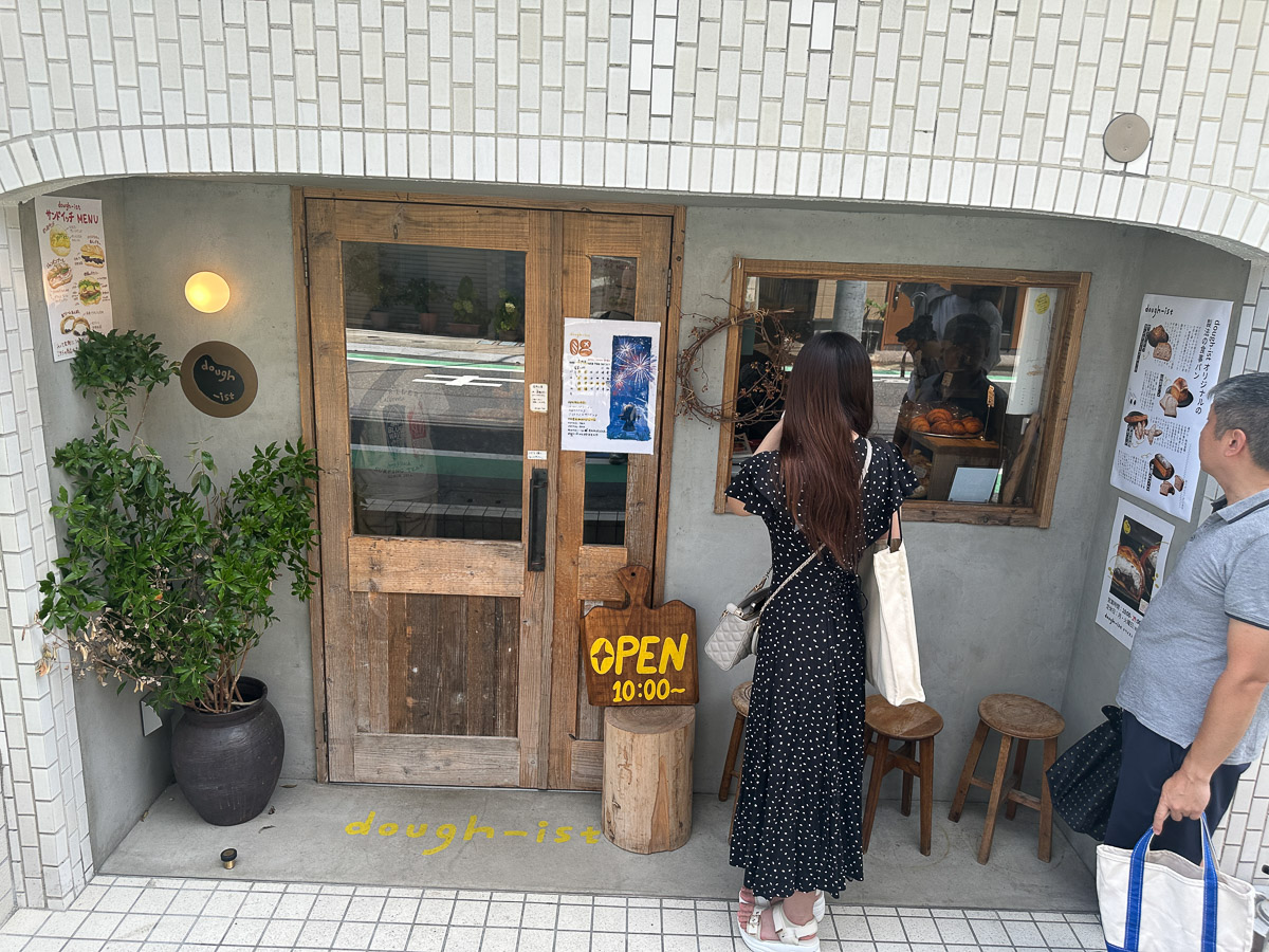 2024年5月にオープンしたばかりの『ドゥ・イスト』。対面販売式なので、一度に店内に入れるのは2組まで