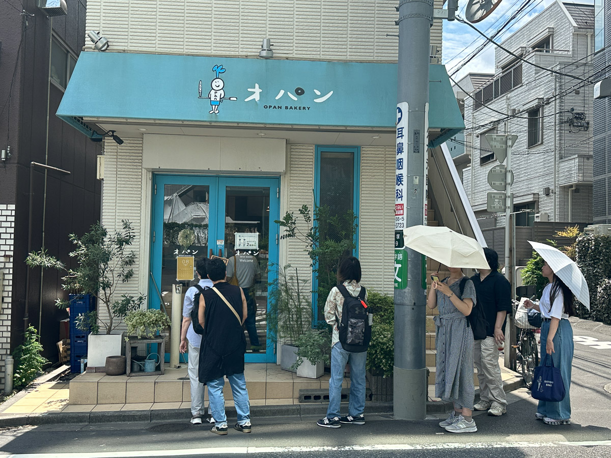 対面販売のみの小さなお店なので、1度に中に入れるのは2組まで