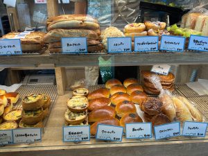 ショーケースには食パンから、あんぱんやクリームパン、メロンパンなどおなじみのパンが並ぶ