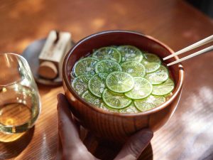 【小宮山雄飛 蕎麦呑みの名店】最後の一滴まで飲み干したい。『東京 土山人』の冷かけすだち蕎麦