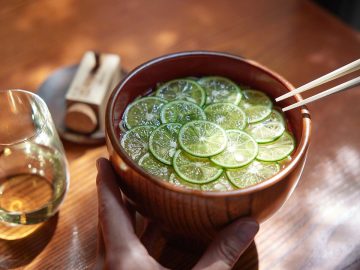 【小宮山雄飛 蕎麦呑みの名店】最後の一滴まで飲み干したい。『東京 土山人』の冷かけすだち蕎麦