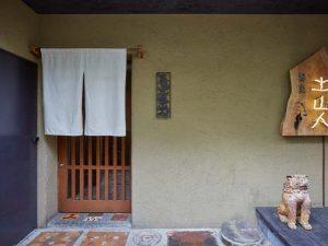 『東京 土山人』の入り口。階段を降りたところにあり、和モダンな隠れた名店の雰囲気を感じる