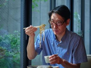 小宮山雄飛さん　お蕎麦を持ち上げている