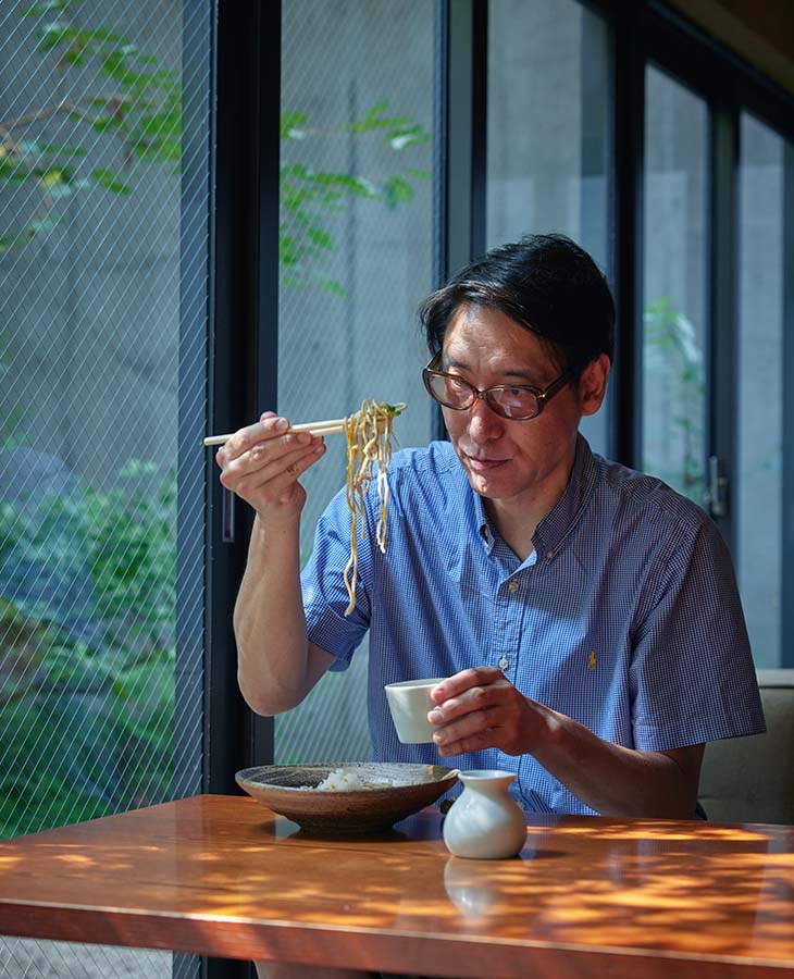 小宮山雄飛さん お蕎麦を持ち上げている