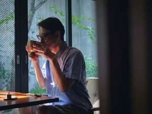 小宮山雄飛さん お蕎麦を啜る