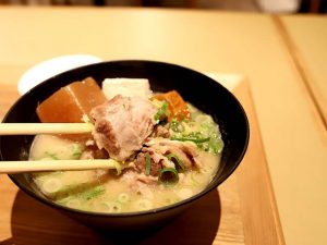 豚汁には薄切り肉が多い中、かたまり肉がゴロッと