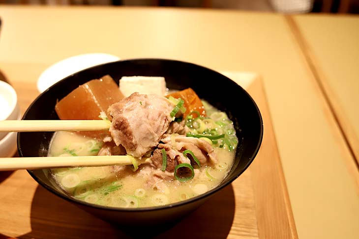 豚汁には薄切り肉が多い中、かたまり肉がゴロッと