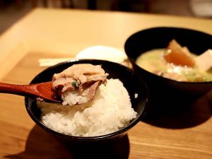 豚汁を食べているとは思えない豪快な光景