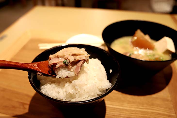 豚汁を食べているとは思えない豪快な光景