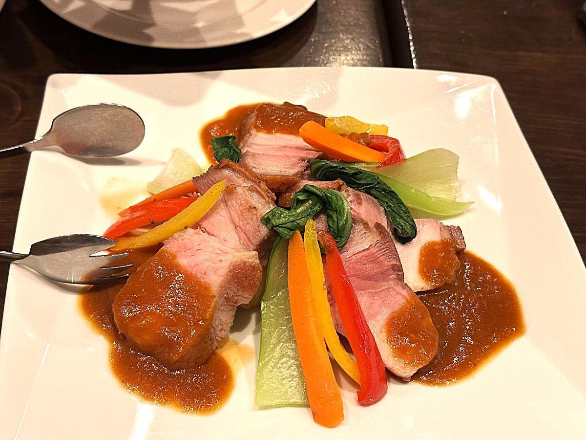 （上）コースA 季節の前菜、（下）ローストポークの白ワインソース ※おすすめのパーティコースAは飲み放題付きで6,000円