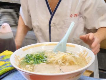 【大阪】雑居ビルの奥で愛され54年。『小洞天』の手作りラーメンとギョーザは絶品！