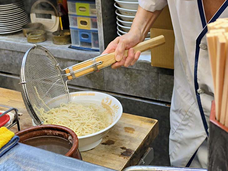 目の前でテキパキと作られるラーメン