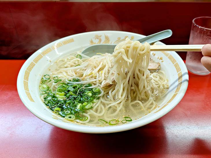 一滴残さず飲み干したくなる上品な味。麺は喉越しのいいストレート麺  [食楽web]