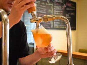 店主の手によって注がれるビールの美しいこと！
