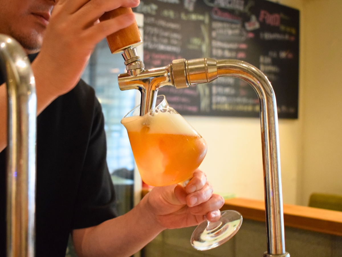 店主の手によって注がれるビールの美しいこと!