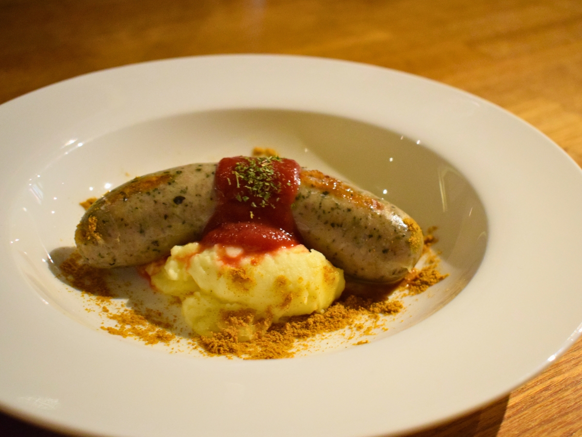 ビールに合うおつまみも充実。こちらは「カリーブルスト」(600円)
