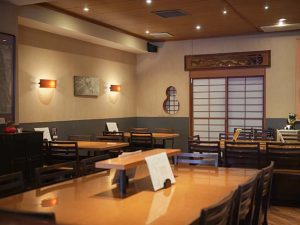 モダンさと老舗らしさを感じる居心地の良い店内